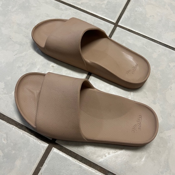 Archie’s Tan Slides - Size 8 - Picture 4 of 5